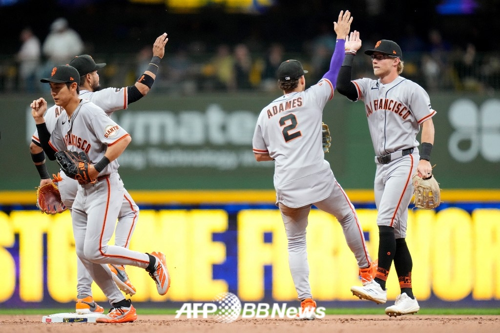 Jardinero de los San Francisco Giants Lee Jung-hoo (izquierda). /AFPBBNews=NEWS1