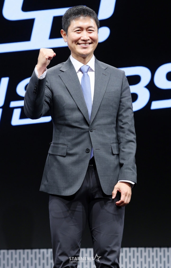 Cựu đội tuyển bóng đá quốc gia Lee Young-pyo đang tạo dáng tại buổi họp báo ra mắt phim 'KBS 2026 FIFA World Cup Bắc Trung Mỹ' được tổ chức tại KBS Art Hall, Yeongdeungpo-gu, Seoul vào ngày 2. /2026.06.02 /Ảnh = Phóng viên Kim Hwi Sun.