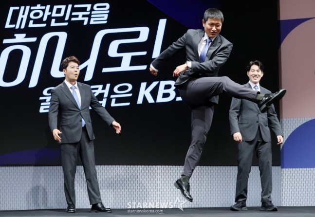 Nghệ sĩ truyền hình Jeon Hyun Moo, cựu phát thanh viên bóng đá quốc gia Lee Young Pyo và phát thanh viên Nam Hyun Jong đang tạo dáng tại buổi họp báo ra mắt phim KBS 2026 FIFA World Cup Bắc Trung Mỹ diễn ra tại KBS Art Hall, Yeongdeungpo-gu, Seoul vào ngày 2. /Ảnh = Phóng viên Kim Hwi Sun.