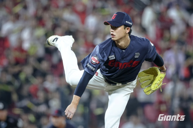 ヒョン·ドフンが力投している。 /写真=ロッテジャイアンツ提供