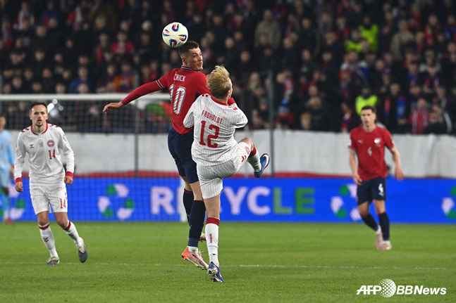 Czech Republic striker Patrik Schick (center, wearing the red jersey). /AFPBBNews=NEWS1