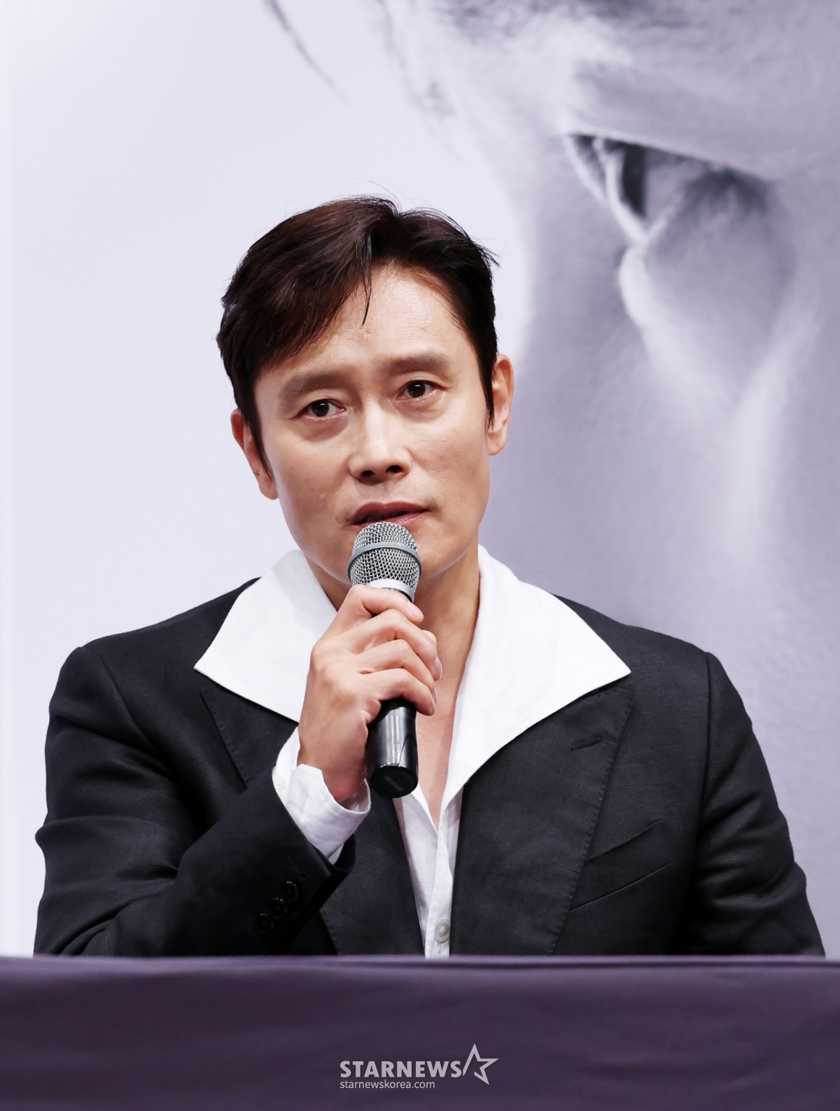 Ngày 4/4, diễn viên Lee Byung Hun đã tham dự cuộc họp báo đặc biệt của The Master Lee Byung Hun tại Liên hoan phim quốc tế Bucheon lần thứ 29 diễn ra tại Trung Đông Cửa hàng bách hóa Hyundai ở Bucheon, tỉnh Gyeonggi. /2025.07.04 /Ảnh = Kim Hwi Sun hwijpg@