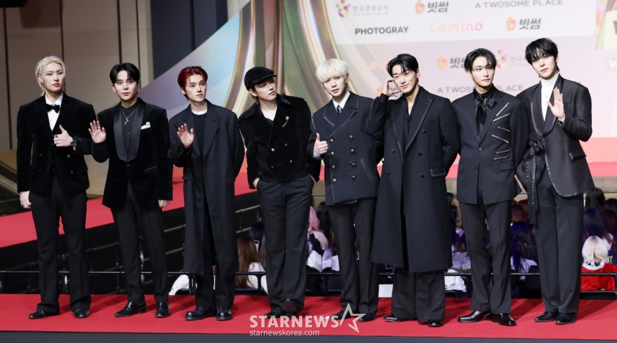 Группа ATEEZ позирует на красной ковровой дорожке SBS K-pop Daejeon, которая прошла 25-го числа на Inspire Arena в Унсо-дон, Чун-гу, Инчхон. /2025.12.25 /Фото = Ким Хви Сон hwijpg@