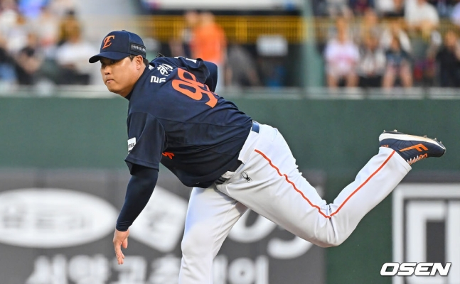 5-го числа Рю Хён Джин из Hanwha Eagles начал выездную игру против Lotte Giants и делает бросок.