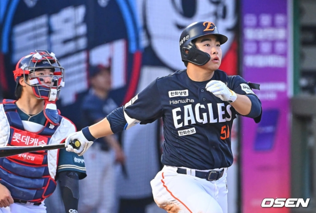 Мун Хён Бин (справа) в выездном матче против Lotte Giants 5-го числа делает трипл-дабл с одним RBI в начале 3-го иннинга.