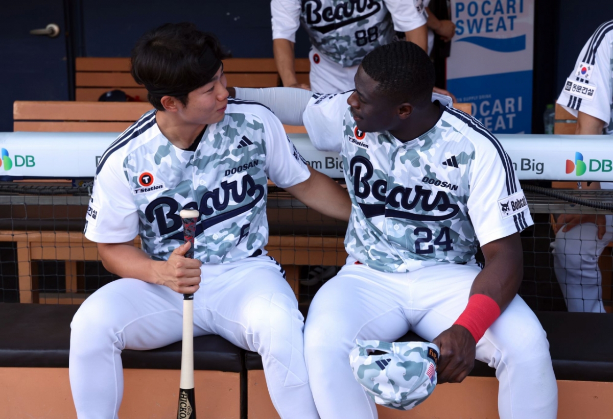 Иностранные нападающие Doosan Bears Даз Кэмерон (справа) и Согджин. /Фото = Предоставлено Doosan Bears.