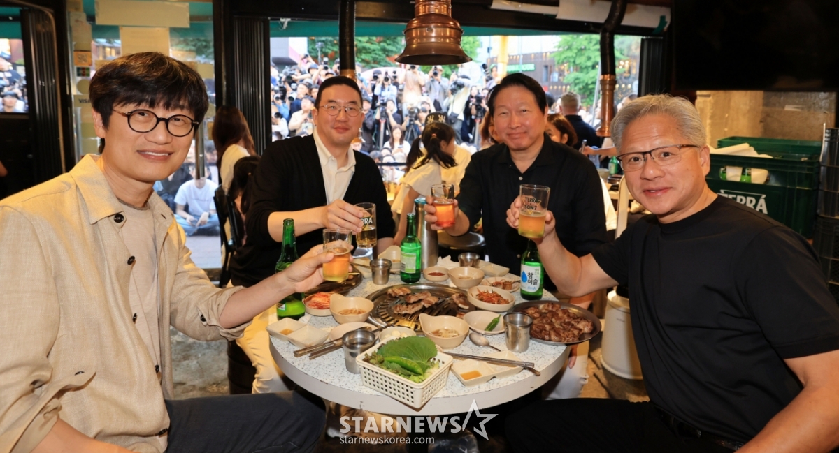 （ソウル=ニュース1）李光浩（イ·グァンホ）記者=李海珍（イ·ヘジン）ネイバー議長（左から）、具光謨（ク·グァンモ）LGグループ会長、崔泰源（チェ·テウォン）SKグループ会長、ジェンソン·ファン·エヌビディア最高経営者（CEO）が5日午後、ソウル麻浦区弘益（マポグ·ホンイク）大学近くのサムギョプサル屋で会合を行っている。 (共同取材) 2026.6.5/ニュース1 Copyright © ニュース1. All rights reserved。 無断転載及び再配布、AI学習利用禁止。 /写真=（ソウル=ニュース1）李光浩（イ·グァンホ）記者
