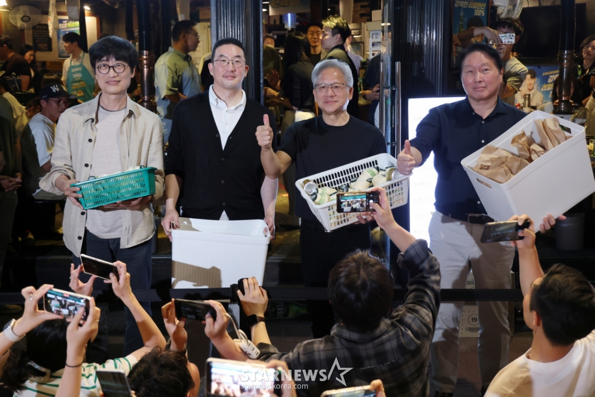 （ソウル=ニュース1）イ·グァンホ記者=エヌビディアのジェン·ソンファン最高経営者（CEO）が5日、ソウル麻浦区弘益大学校近くの焼肉店でSKのチェ·テウォン会長、LGのク·グァンモ会長、ネイバーのイ·ヘジン議長とサムギョプサルにソメク（焼酎·ビール）会合を行い、市民におやつを配る前に親指を持ち上げている。 左から李議長、具会長、ジェンソン·ファンCEO、崔会長。 2026.6.5/ニュース1 Copyright © ニュース1. All rights reserved。無断転載及び再配布、AI学習利用禁止。 /写真=（ソウル=ニュース1）李光浩（イ·グァンホ）記者