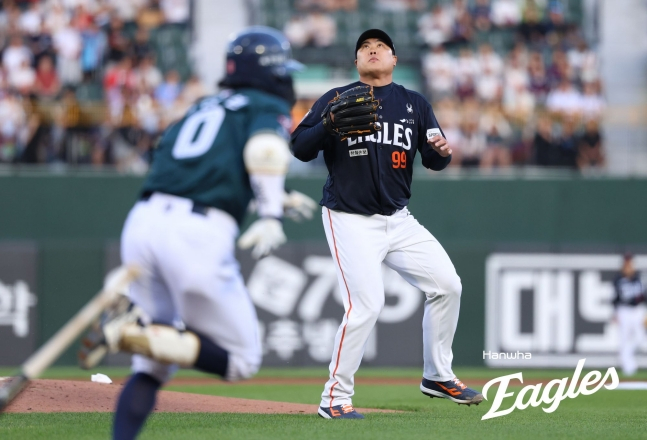 Đội Hanwha Eagle Ryu Hyun-jin (phải) đã bắt đầu trận đấu với Lotte Giants tại sân bóng chày Sajik Busan vào ngày 5 và trực tiếp bắt bóng đất vào cuối hiệp 1. /Ảnh = Hanwha Eaglex cung cấp