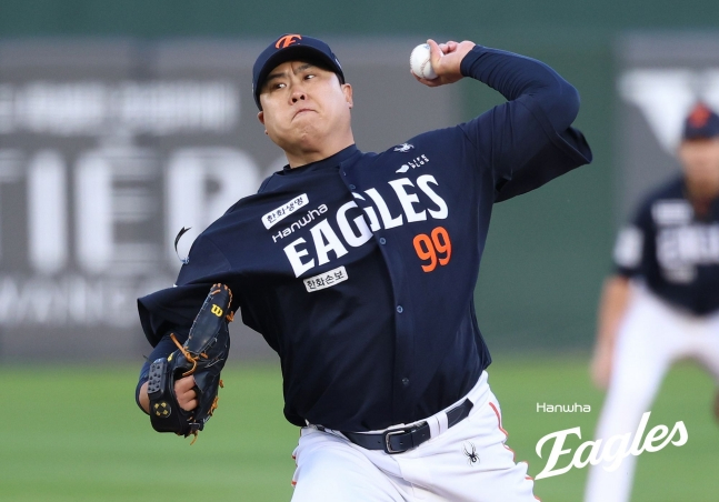 Ryu Hyun-jin (trái) của Hanwha Eagle trong trận đấu giao hữu với Lotte Giants tại sân bóng chày Sajik Busan vào ngày 5 và đang ném bóng ngược lại trong trận đấu giao hữu giải Shinhan SOL KBO League 2026. /Ảnh = Hanwha Eaglex cung cấp