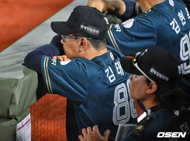 Kim Tae-hyung, manager of the Lotte Giants, watches from the dugout during the 2026 Shinhan SOL KBO League home game against the Hanwha Eagles at Sajik Baseball Stadium in Busan on the 5th.
