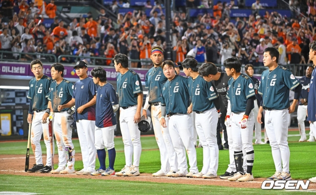 Lotte Giants players greet home fans after losing the 2026 Shinhan SOL KBO League home game against the Hanwha Eagles at Sajik Baseball Stadium in Busan on the 5th. Kim Ni-seong