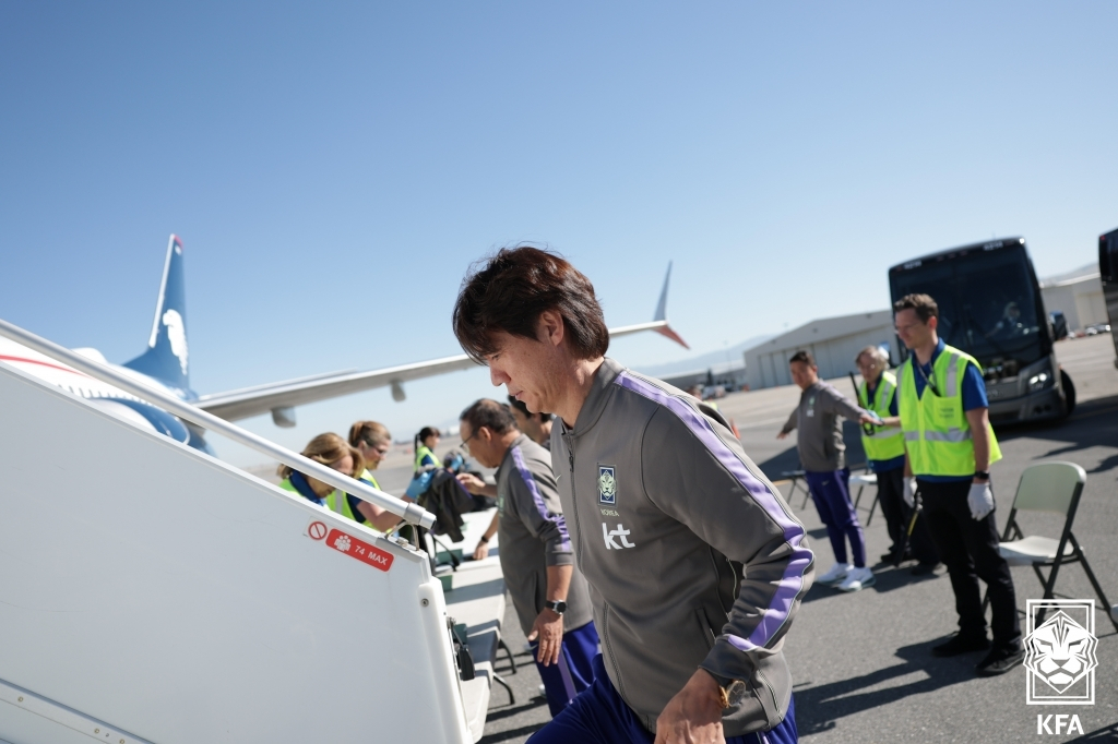 Hong Myung-bo, head coach of the South Korean national football team, before departing for Guadalajara. /Photo=Korea Football Association (KFA)