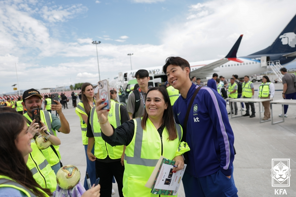 Son Heung-min (right) greets fans upon arrival at Guadalajara Airport. /Photo=Korea Football Association (KFA)