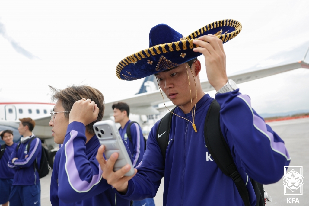 Oh Hyun-kyu (right) poses for a photo wearing a traditional Mexican hat upon arrival in Guadalajara. /Photo=Korea Football Association (KFA)