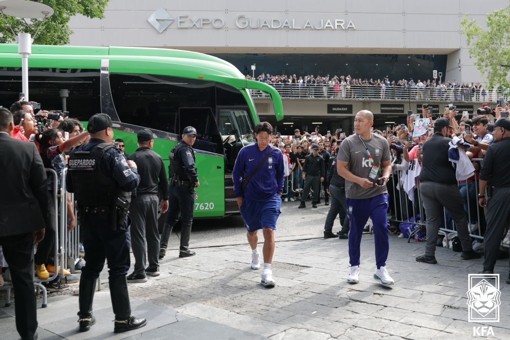 Son Heung-min (center) arrives at the Westin Guadalajara, the accommodation for the South Korean national football team. /Photo=Korea Football Association (KFA)