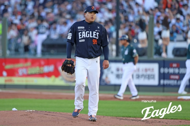 Ryu Hyun-jin de los Hanwha Eagles (izquierda) se dirige al dugout tras completar su entrada en el partido de visita contra los Lotte Giants en el estadio Sajik de Busan, disputado el día 5 en el marco de la Liga KBO Shinhan SOL 2026. /Foto=Facilitado por los Hanwha Eagles