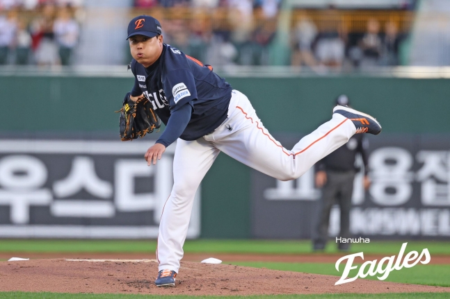 Ryu Hyun-jin de los Hanwha Eagles (izquierda) lanza en el partido de visita contra los Lotte Giants en el estadio Sajik de Busan, disputado el día 5 en el marco de la Liga KBO Shinhan SOL 2026. /Foto=Facilitado por los Hanwha Eagles