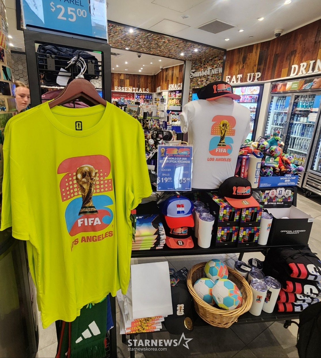 Aeropuerto de Los Angeles, donde se venden productos relacionados con la Copa Mundial de las Américas del Norte, Centroamérica y el Caribe. /Foto=reportero Park Geon-do
