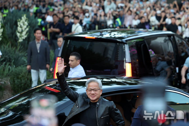  Giám đốc điều hành (CEO) Jensen Hwang NVIDIA đang chào hỏi tại một quán thịt gần Hongdae, Mapo-gu, Seoul, vào ngày 5 tại cuộc họp giữa chủ tịch tập đoàn SK Choi Tae Won, chủ tịch tập đoàn LG Koo Kwang Mo và chủ tịch của Naver Lee Hae Jin. /Ảnh = Newsis