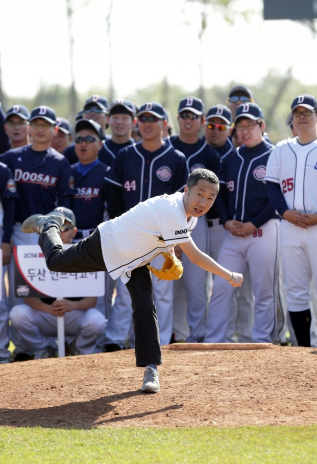 Chủ sở hữu câu lạc bộ Doosan Bears Park Jung-won đang ném bóng khai mạc giải bóng chày cổ động viên BEARS 2014. /Ảnh = Doosan Bears cung cấp