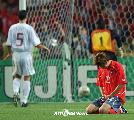 Song Jong-koo (right) prays with his hands together during the 2002 Korea-Japan World Cup semi-final match against Turkey. /AFPBBNews=NEWS1
