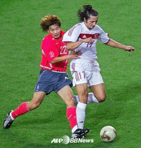 Song Jong-koo (left) during the 2002 Korea-Japan World Cup semi-final match against Turkey. /AFPBBNews=NEWS1