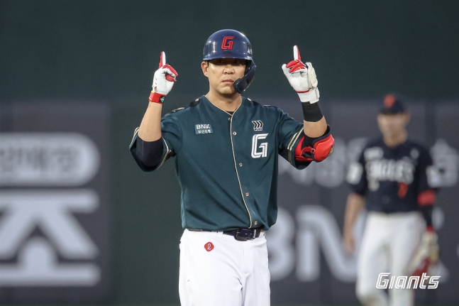 5-го числа Lotte Giants Ким Мин Сон выполняет двойной в домашнем матче против Hanwha Eagles и проводит церемонию. /Фото = Предоставлено Lotte Giants