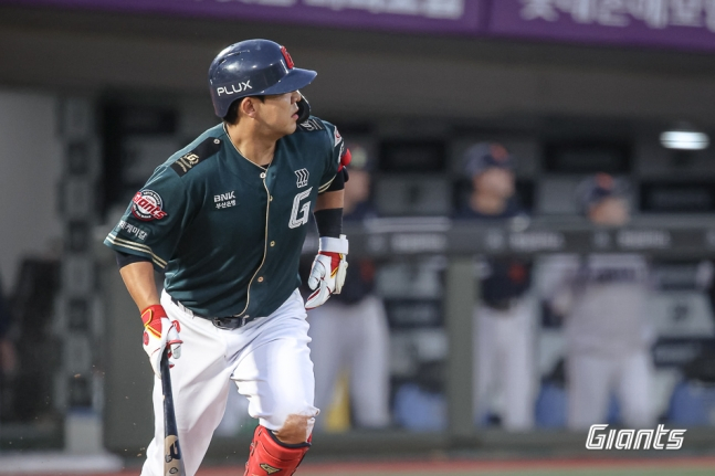 5-го числа Lotte Giants Ким Мин Сон делает двойной в домашнем матче против Hanwha Eagles. /Фото = Предоставлено Lotte Giants