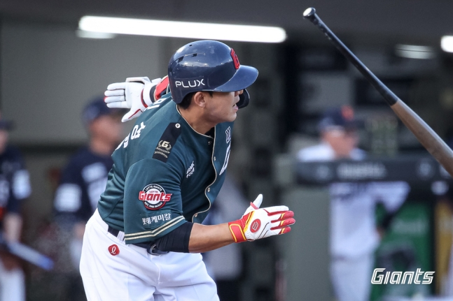 5-го числа, Lotte Giants Ким Мин Сон делает хит в домашнем матче против Hanwha Eagles и бежит на первую базу. /Фото = Предоставлено Lotte Giants