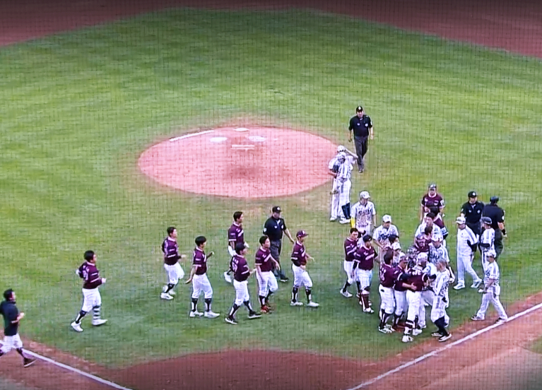A bench-clearing scene between the Doosan Bears and Kiwoom Heroes on the 6th. /Photo=Screenshot from TVING broadcast
