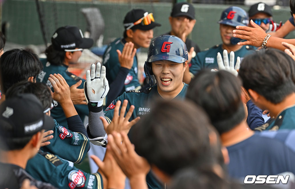 Go Seung-min (giữa) của Lotte Giants đang nhận được sự hoan nghênh của các đồng nghiệp trong trận đấu với Hanwha Eagle tại sân bóng chày Sajik Busan vào ngày 6 sau khi đánh một cú homerun trong trận đấu giải Shinhan SOL KBO League 2026.