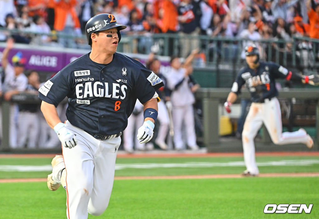 Trong trận đấu giao hữu với Lotte Giants tại sân bóng chày Sajik Busan vào ngày 6, Noh Si Hwan đã chạy về gôn số 1 sau khi đánh đồng điểm với 2 điểm đánh ở đầu hiệp 8 trong trận đấu giao hữu giải đấu Shinhan SOL KBO League.