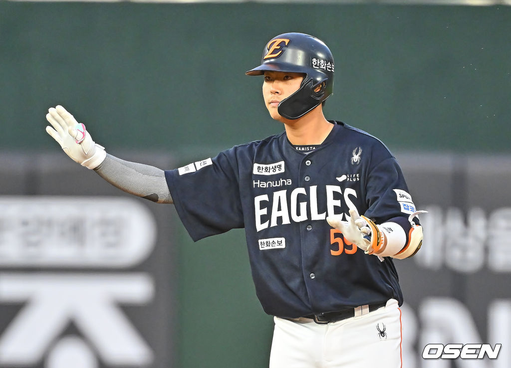 Trong trận đấu giao hữu giữa Lotte Giants tại sân bóng chày Sajik Busan vào ngày 6, Hanwha Eagle Heo In Seo đang ăn mừng bằng cách đảo ngược tình thế với 2 điểm đánh trúng bóng ở đầu hiệp 8.