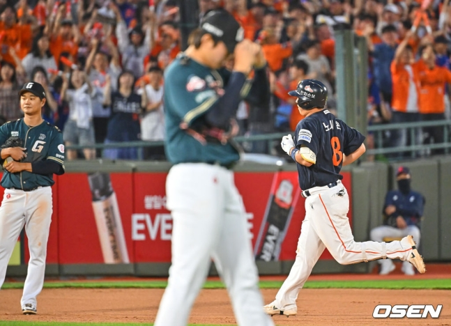 Cầu thủ ném bóng của Lotte Giants, Park Joon-woo (giữa), đang tiếc nuối vì đã đánh một cú homerun hai lần vào đầu hiệp 9 của trận đấu tại Hanwha Eagle và Shinhan SOL KBO League được tổ chức tại sân bóng chày Sajik Busan vào ngày 6.
