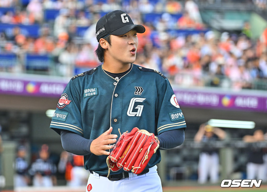 Cầu thủ ném bóng của Lotte Giants Lee Min-seok đang mỉm cười và hướng đến dugout trong trận đấu đầu tiên của Hanwha Eagle tại sân bóng chày Sajik Busan vào ngày 6 và Shinhan SOL KBO League năm 2026 sau khi ném bóng không mất điểm. 