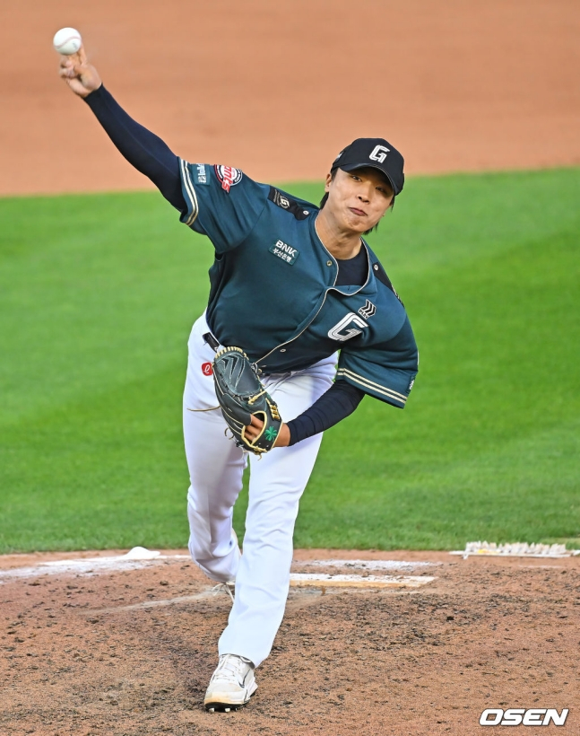 Cầu thủ ném bóng Park Jung Min của Lotte Giants đang ném bóng vào đầu hiệp 8 trong trận đấu tại Hanwha Eagle và Shinhan SOL KBO League 2026 tại sân bóng chày Sajik Busan vào ngày 6. Park Jung Min đã bị thay thế sau khi để thua 3 lần liên tiếp.