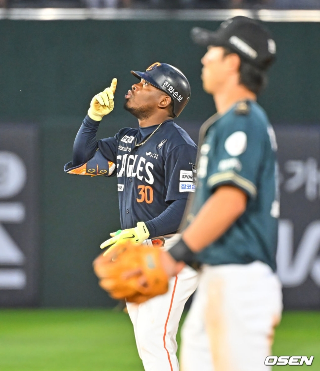 Đội Hanwha Eagle, Jonathan Perja (trái) đang ăn mừng sau khi đánh một cú đúp và một điểm trong hiệp thứ chín trong chuyến thăm giải đấu Shinhan SOL KBO năm 2026 với Lotte Giants được tổ chức tại sân bóng chày Sajik Busan vào ngày 6.
