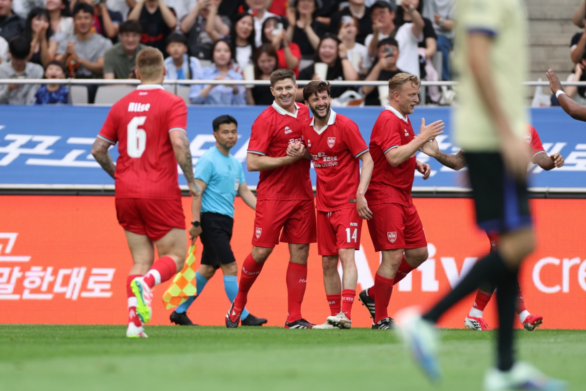 Steven Gerrard (giữa) và các cầu thủ Liverpool. /Ảnh = Cung cấp sáng tạo Olive