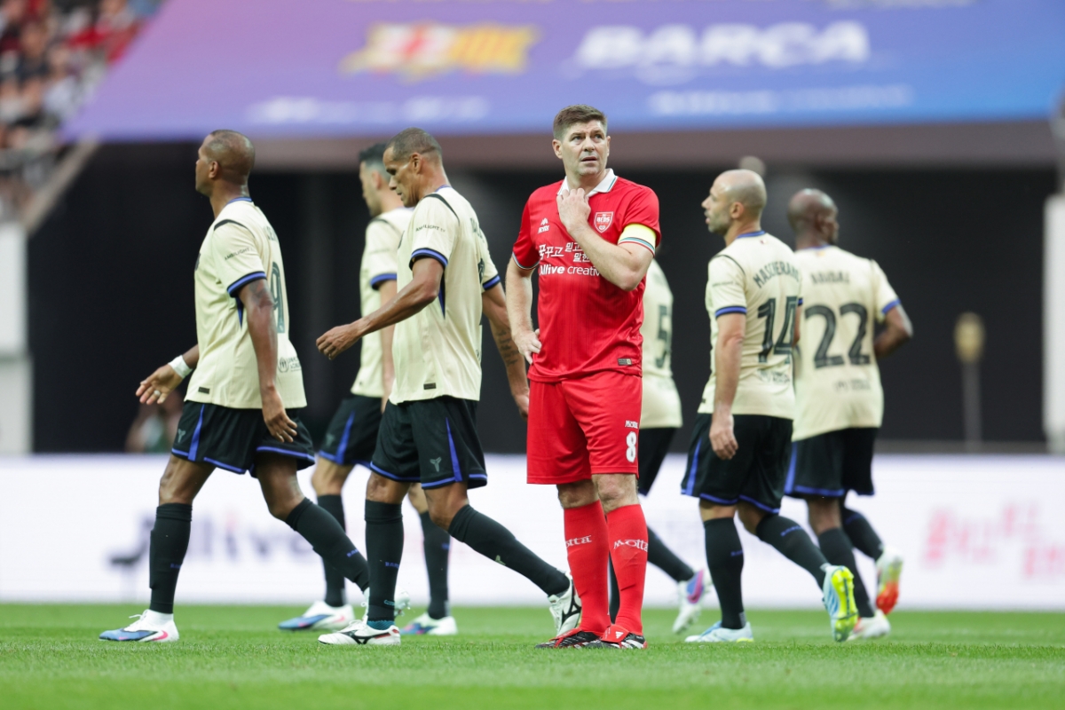 Steven Gerrard (giữa). /Ảnh = Cung cấp sáng tạo Olive