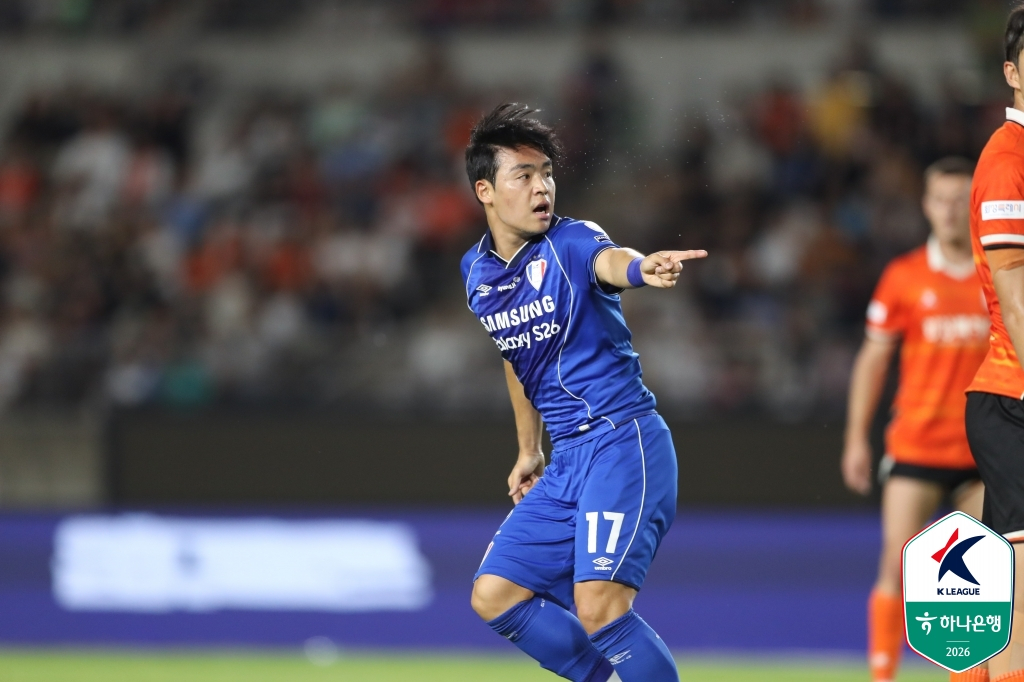 Suwon Samsung Kang Hyun-mook ghi bàn gỡ hòa trong trận đấu với Hwaseong FC được tổ chức tại sân vận động chính của Hwaseong Sports Town vào ngày 6. /Ảnh = Liên đoàn bóng đá chuyên nghiệp Hàn Quốc cung cấp