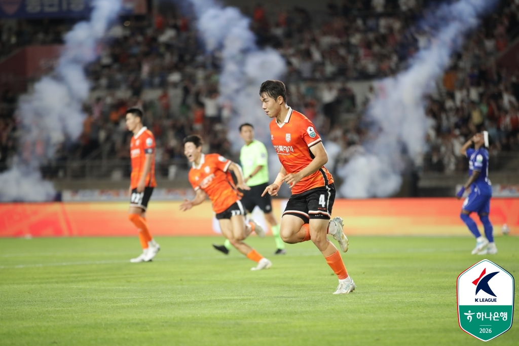 6日、華城(ファソン)総合競技タウンのメインスタジアムで行われた華城FCと水原三星(スウォン·サムスン)の試合の様子。 /写真=韓国プロサッカー連盟提供