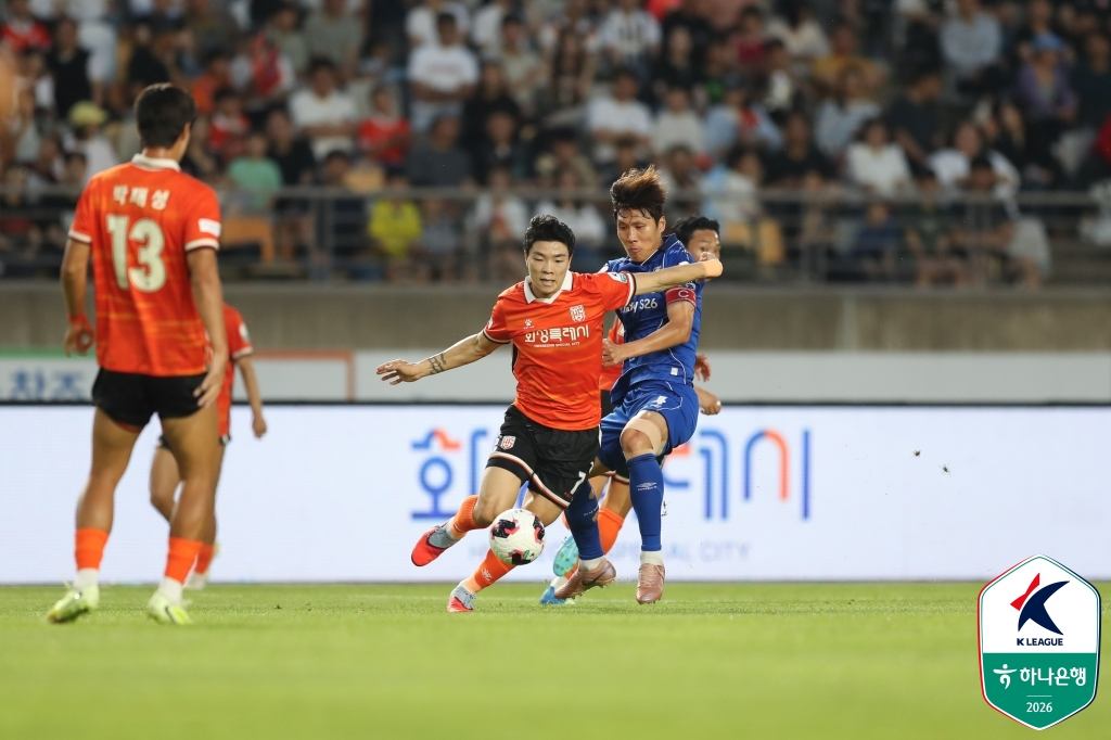 6日、華城(ファソン)総合競技タウンのメインスタジアムで行われた華城FCと水原三星(スウォン·サムスン)の試合の様子。 /写真=韓国プロサッカー連盟提供