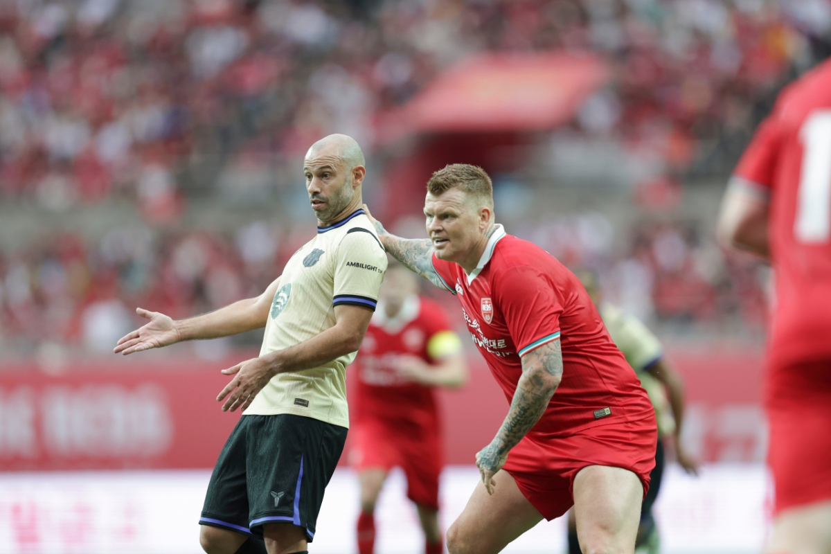 Mascherano (trái) và Reese. /Ảnh = Cung cấp sáng tạo Olive