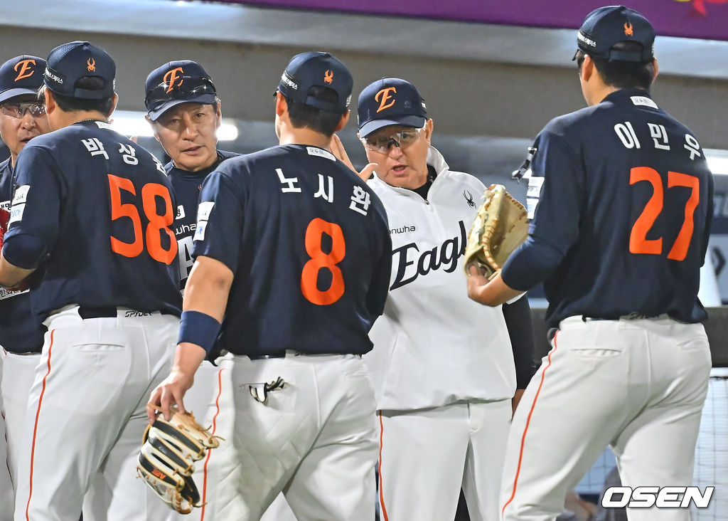 Noh Si-hwan de los Hanwha Eagles (cuarto desde la izquierda) lideró a su equipo hacia la victoria tras conectar un bateo de 4 carreras impulsadas en el partido de visita contra los Lotte Giants en el estadio Sajik de Busan, celebrado el 6, en el marco de la Liga KBO Shinhan SOL 2026, y luego saludó al entrenador Kim Kyung-moon y a Haifa.