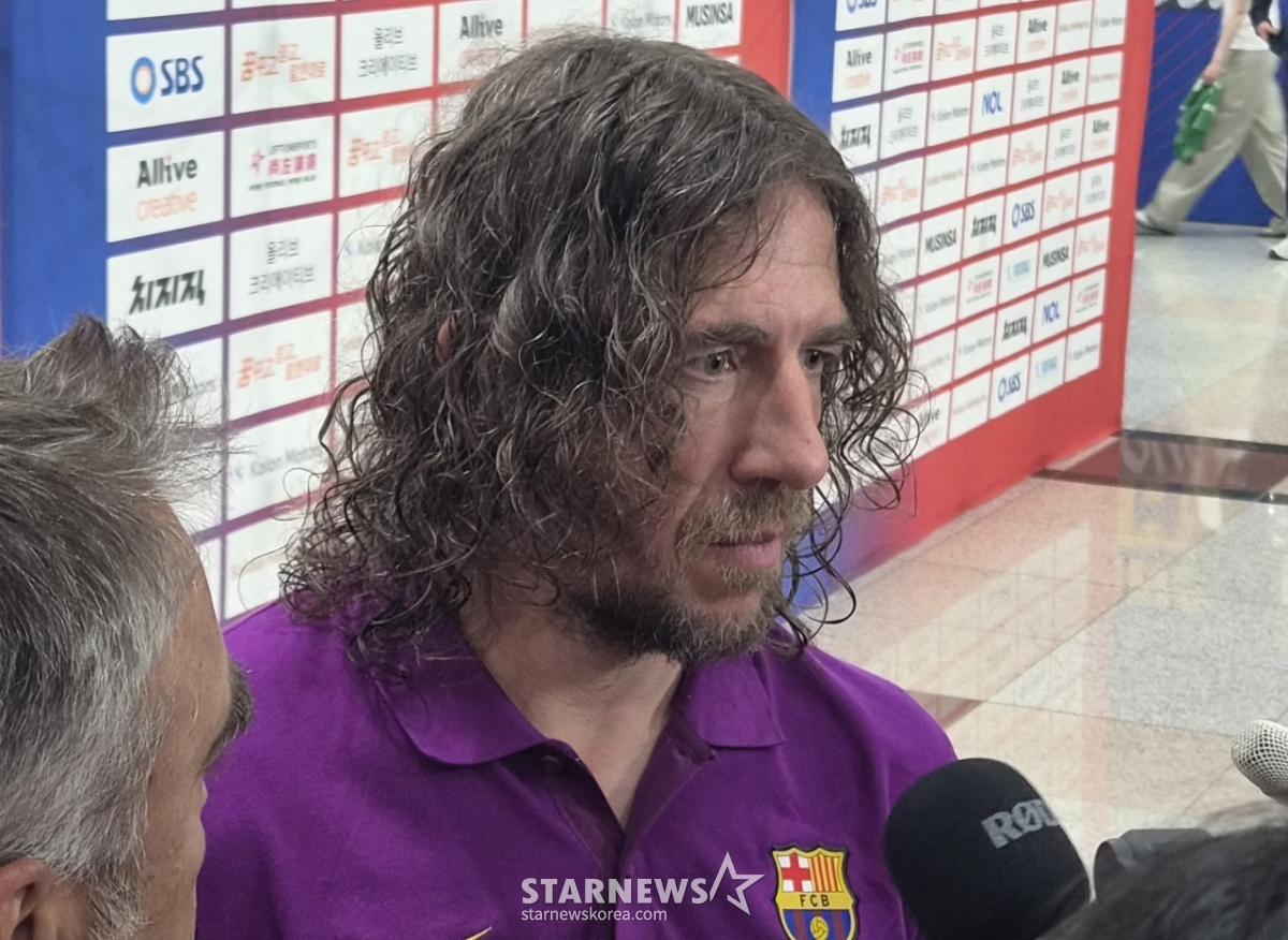 Carles Puyol listens to reporters' questions in the mixed zone after the '2026 Champions Impact in Seoul' match held at Seoul World Cup Stadium on the 6th. /Photo=Reporter Park Jae-ho