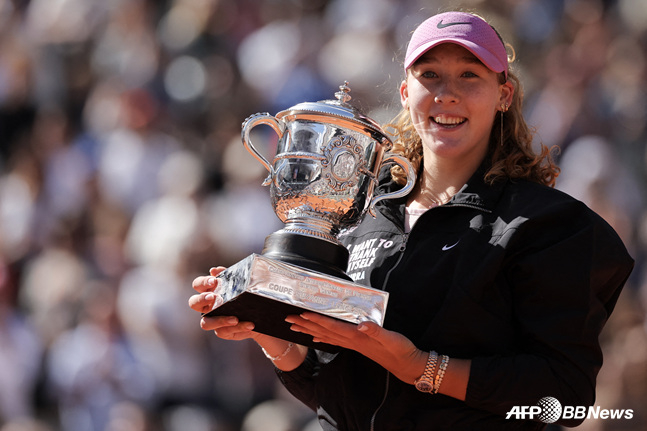 Mira Andreyeva's victory ceremony. /AFPBBNews=NEWS1