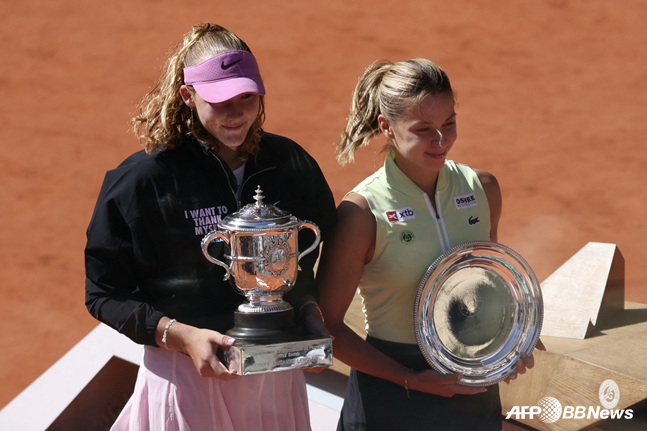 Mira Andreyeva (left) and Maya Hvalinskaya. /AFPBBNews=NEWS1