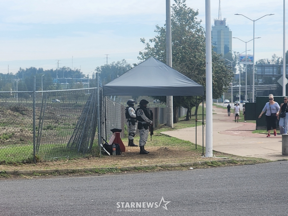 '2인 1조 총기 무장 군인 배치→카메라 꺼내지 마!' 홍명보호 '무려 2경기' 월드컵 무대... 삼엄한 경계 태세 [과달라하라 현장]