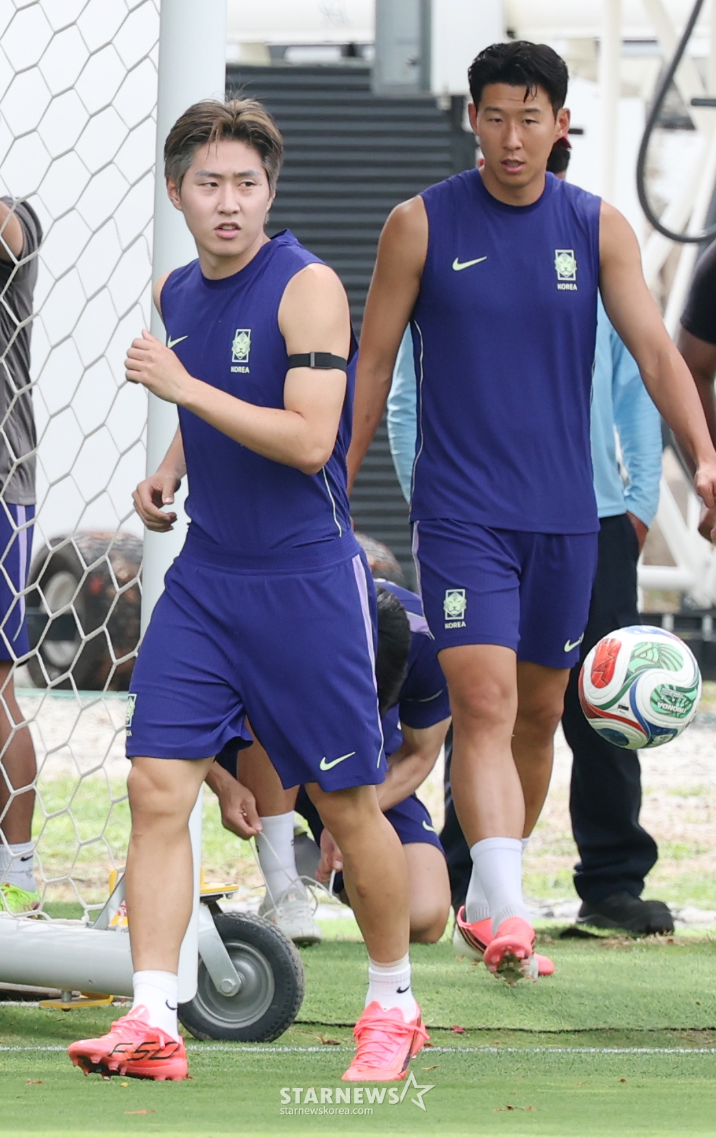 Lee Kang-in and Son Heung-min enter the community training (open training) site at Chivas Valle Verde in Guadalajara, Mexico, on the 6th. /Photo=Chief correspondent Kim Jin-kyung